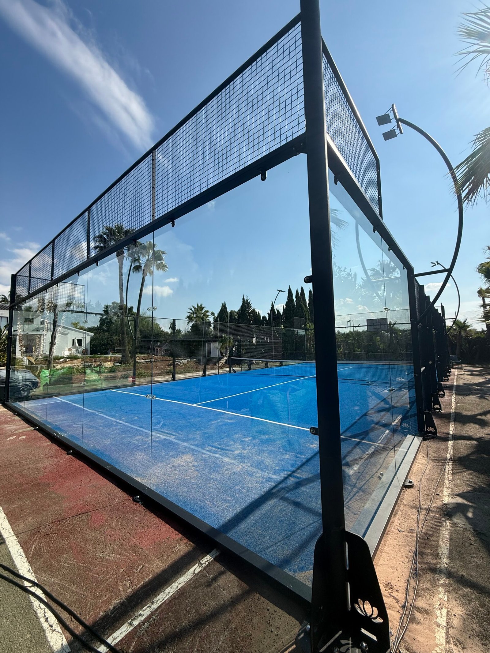 Pista de pádel con suelo azul instalada por PUBLIAGROIVERD