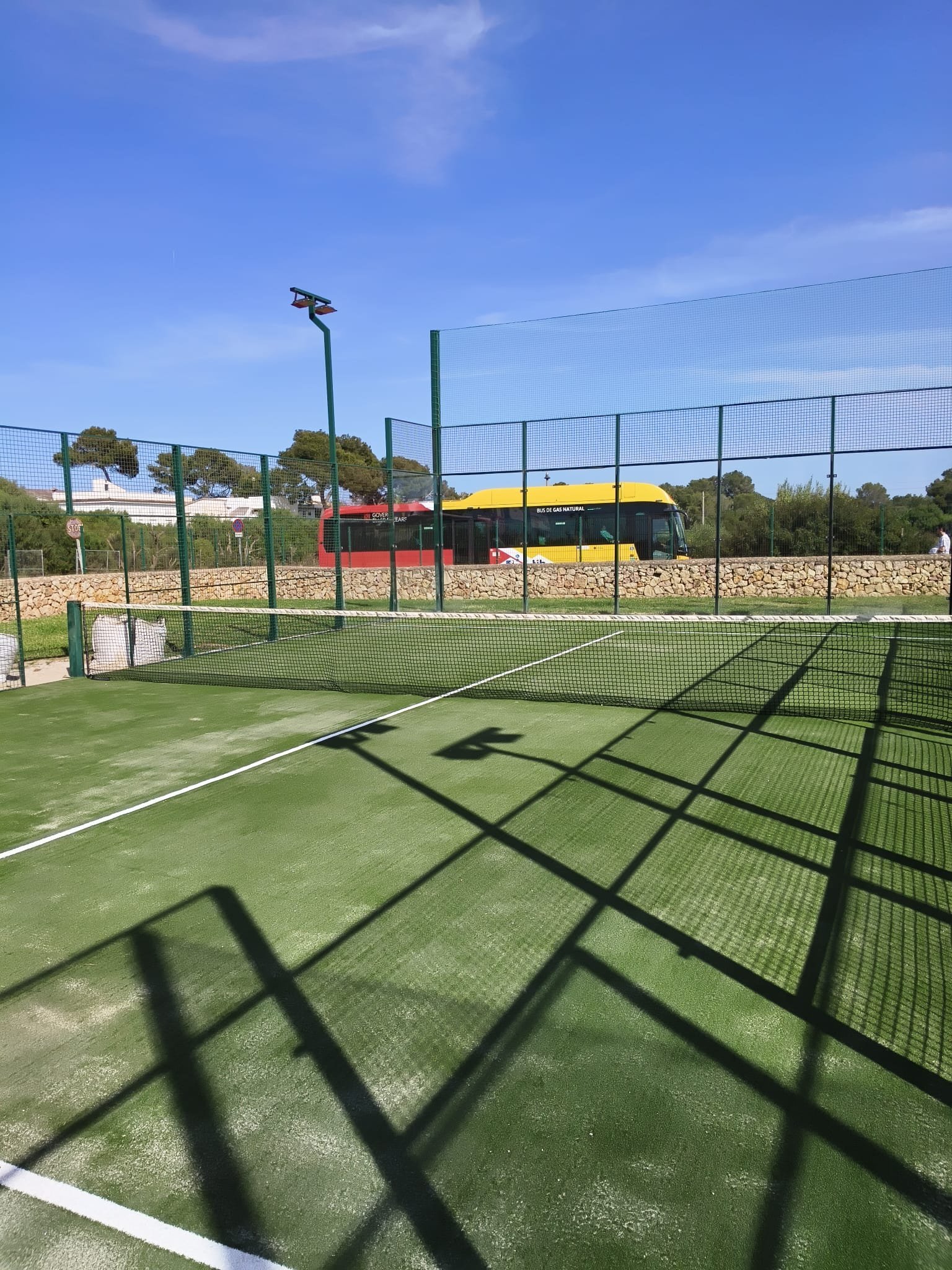 Pista de pádel con césped verde instalada por PUBLIAGROIVERD