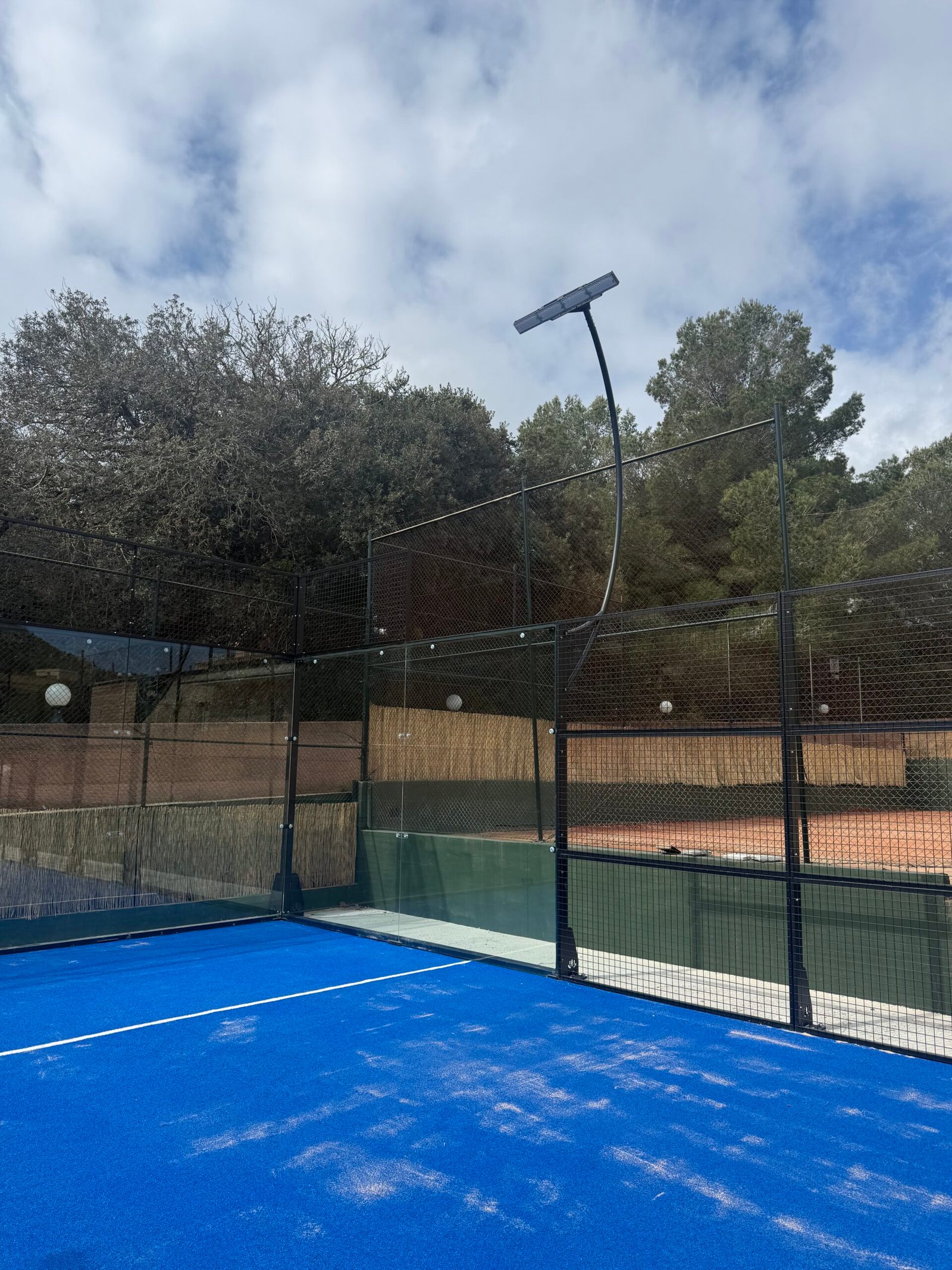 Pista de pádel número 2 con césped azul instalada por PUBLIAGROIVERD