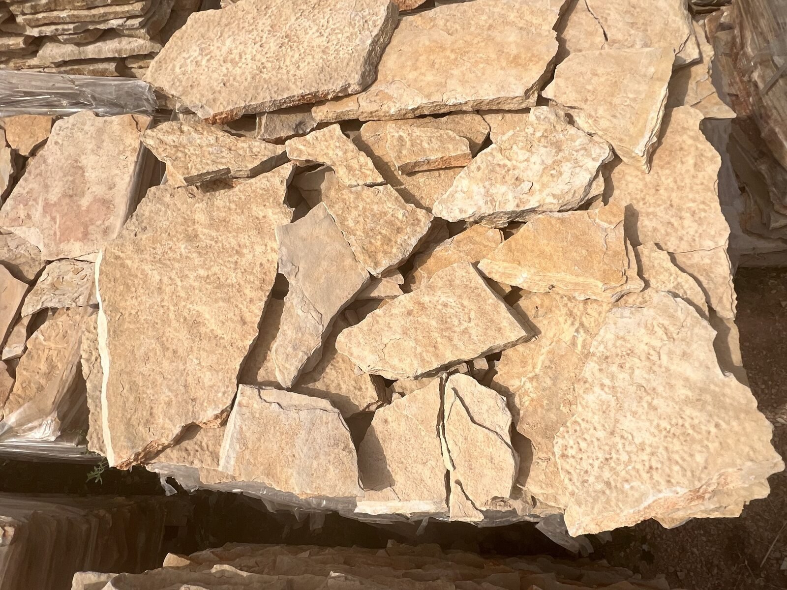 Forro de piedra natural color blanca, grosor 1-3cm, palet de 30m2