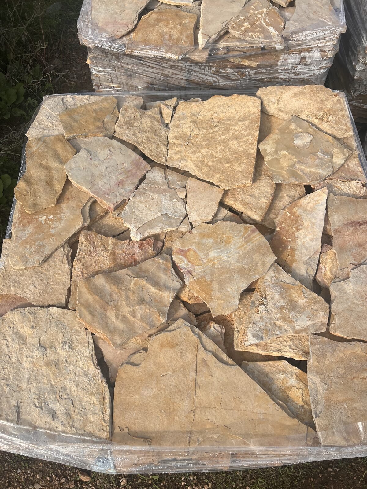 Forro de piedra natural color crema, grosor 1-3cm, palet de 30m2