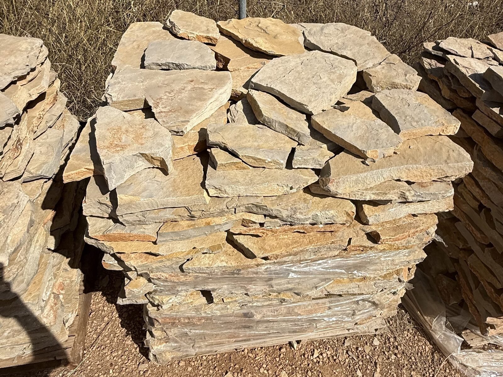 Forro de piedra natural color crema, grosor 3-5cm, palet de 25m2