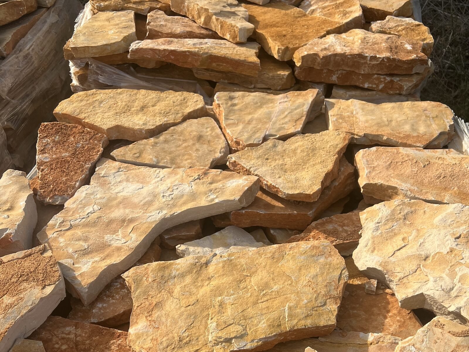 Forro de piedra natural crema soria (roja), grosor 5-7cm, palet de 20m2