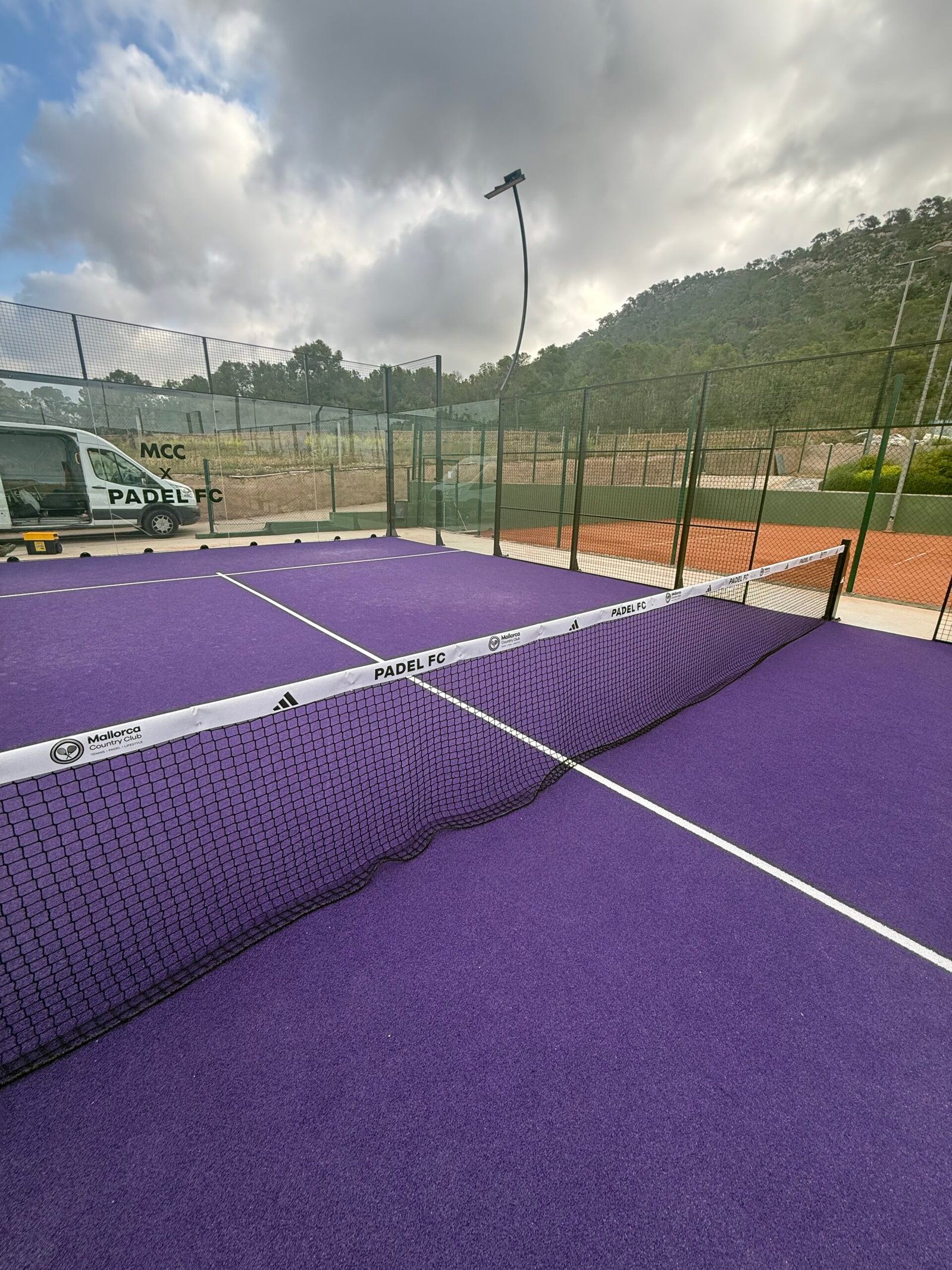 Pista de pádel color púrpura con red PADEL FC instalada por PUBLIAGROIVERD