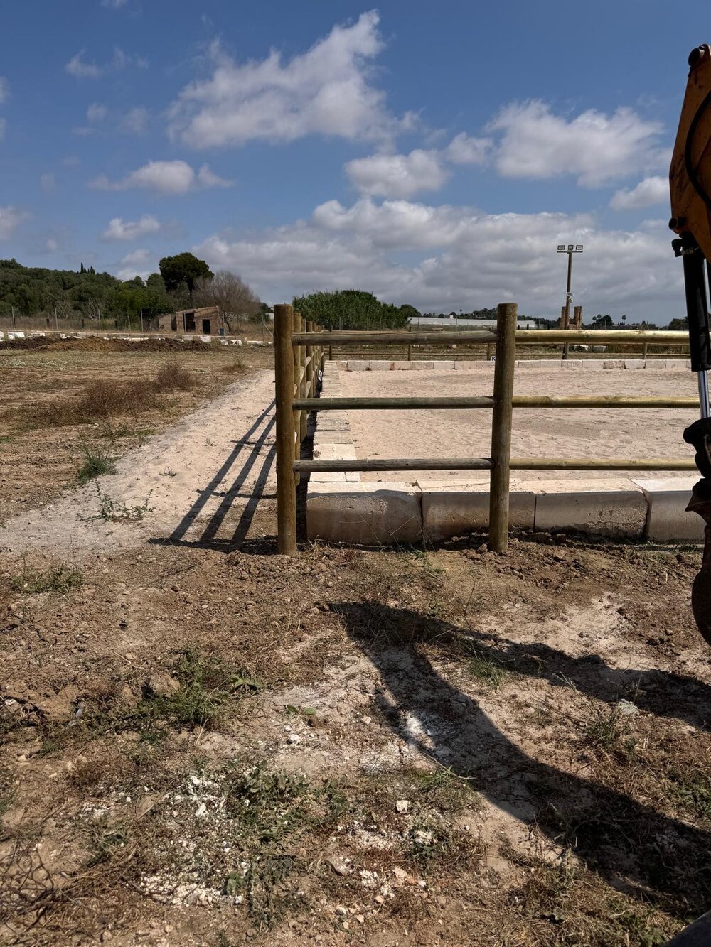 Cerramiento de madera con casetas y refugios para animales