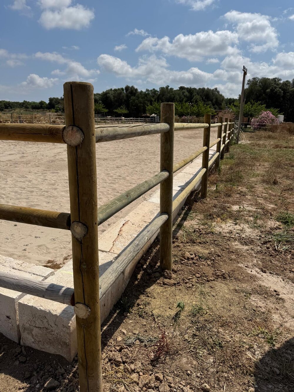 Instalación de un cercado de madera con maquinaria propia