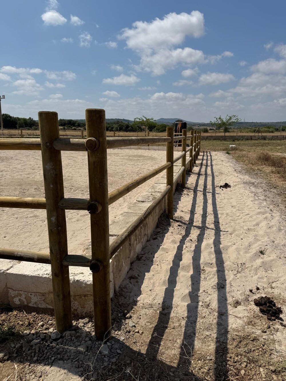 Esquina reforzada con doble poste en el cercado de un picadero