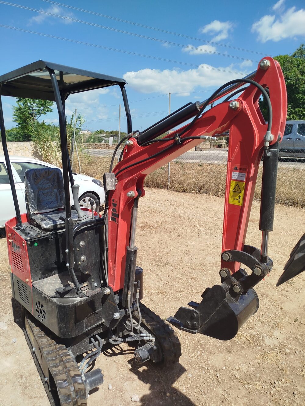 Miniexcavadora JPC trabajando en el campo