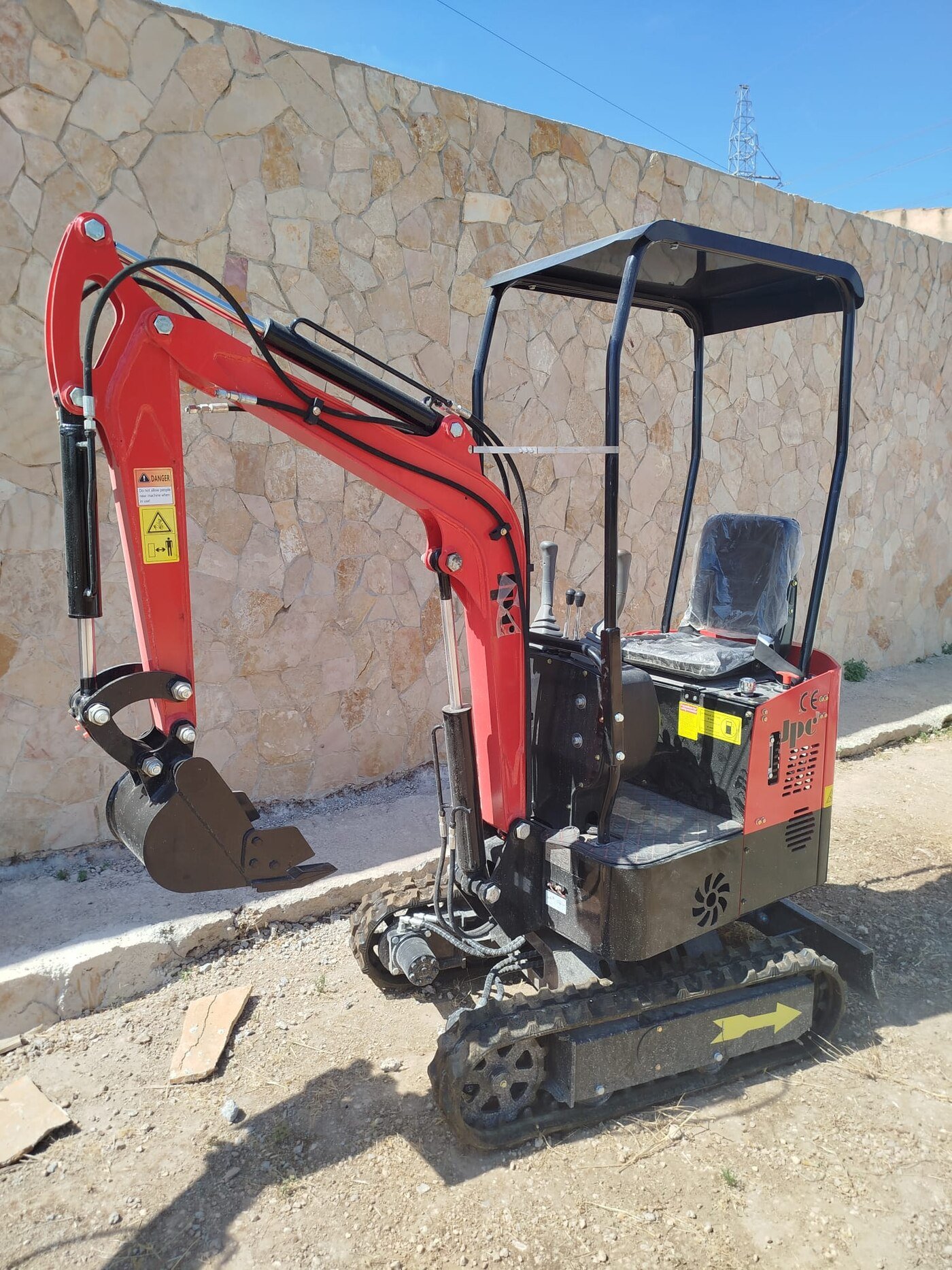 Miniexcavadora JPC lista para trabajar en campo y obra