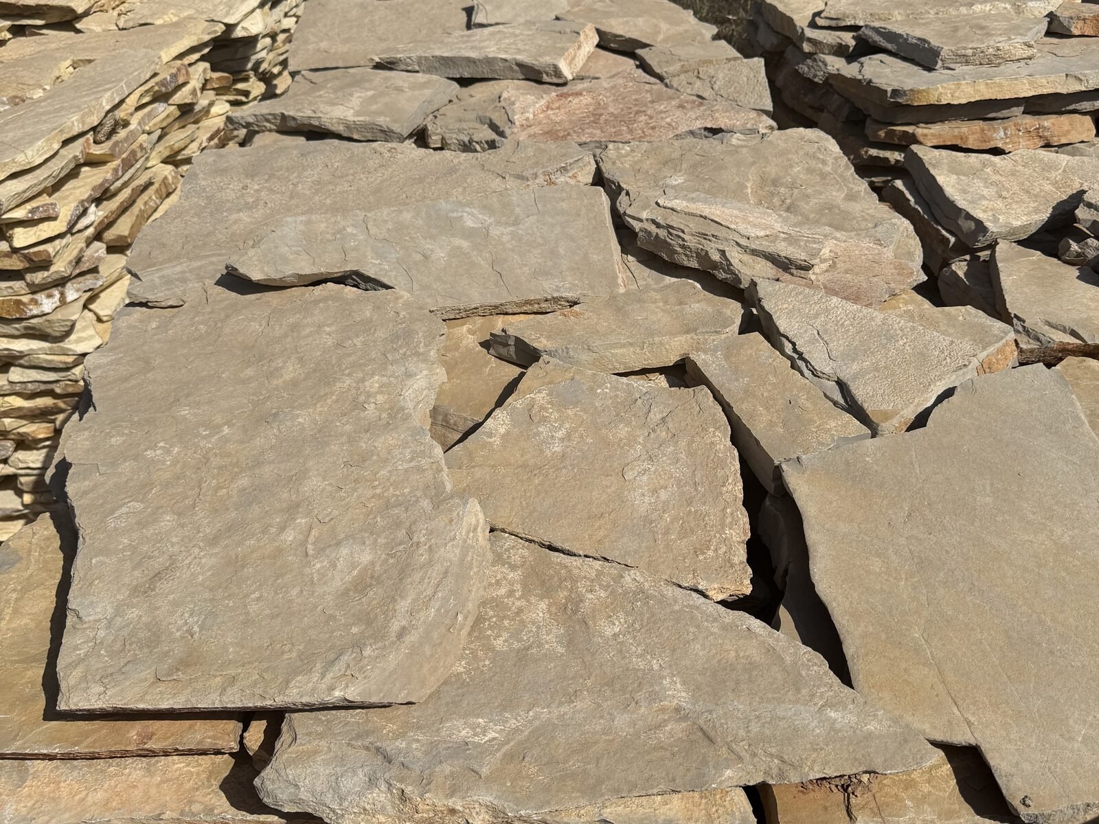 Forro de piedra natural color gris, grosor 3-5cm, palet de 25m2