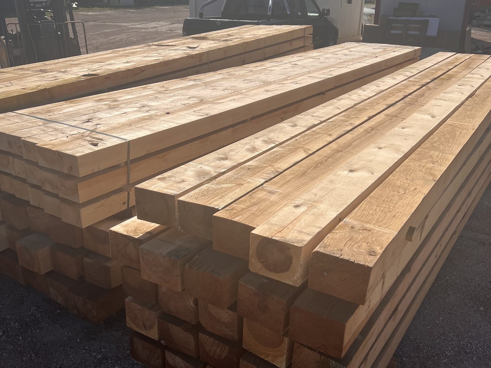 Vigas de madera apiladas en almacén