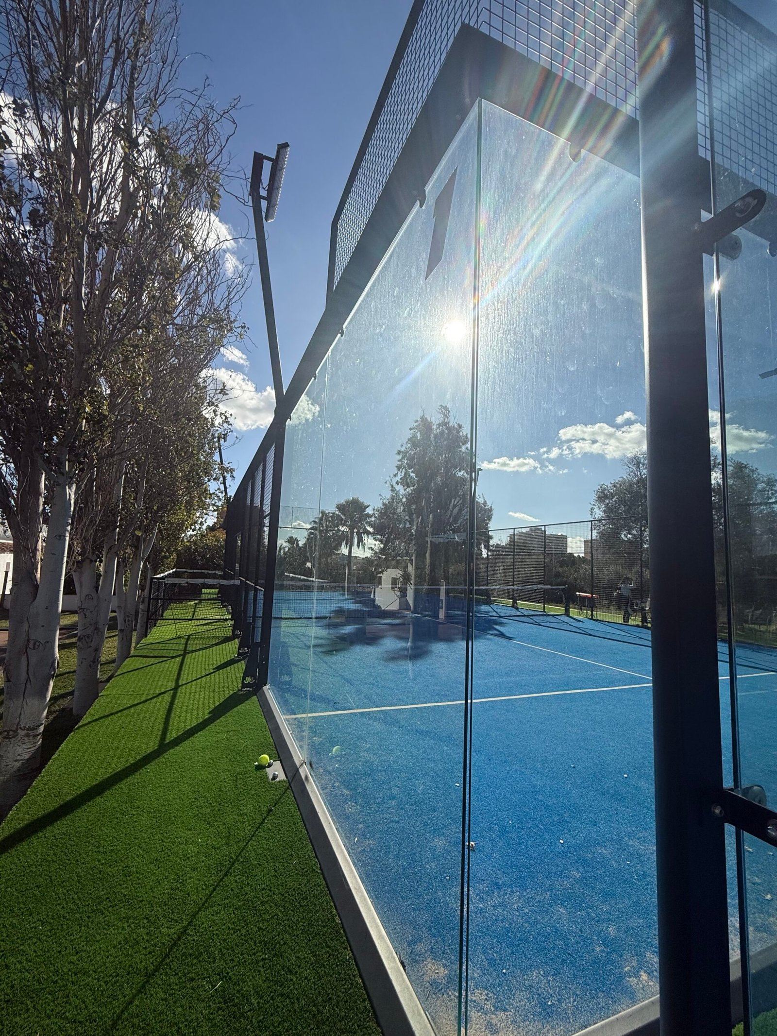 Pista de pádel número 2 con estructura de cristal