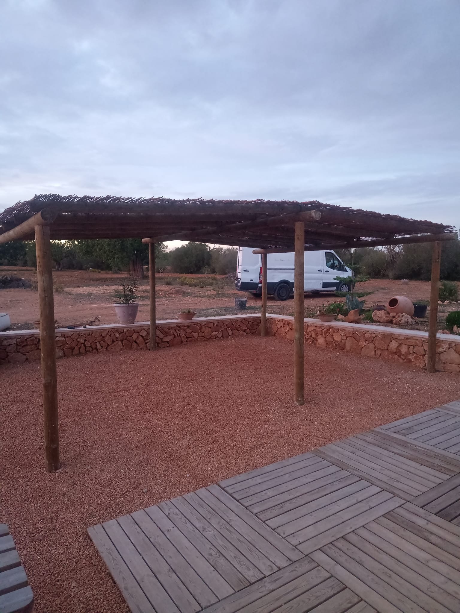 Pérgola de madera recién instalada sobre suelo de albero