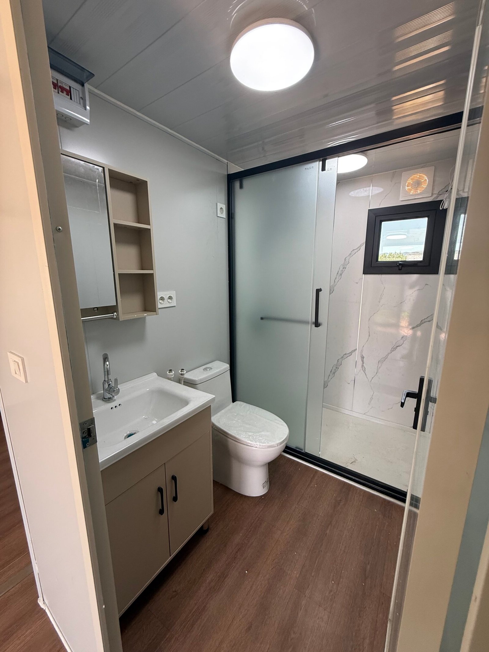 Caseta Modelo Triple 36m2 interior, baño completo con ducha y acabados en mármol