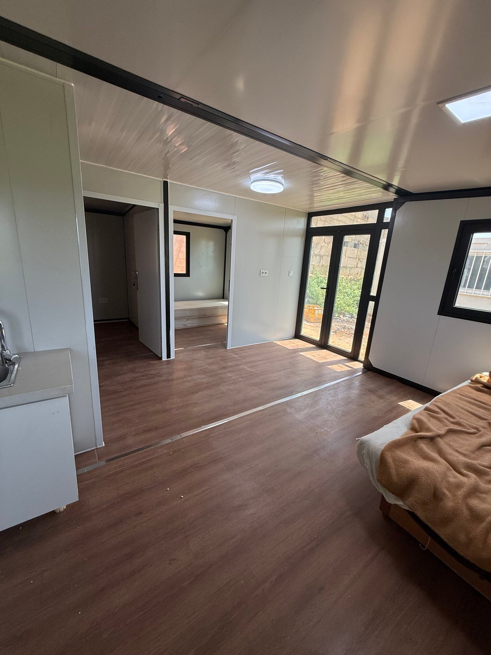 Caseta Modelo Triple 36m2 interior, habitación con cocina y puerta acristalada