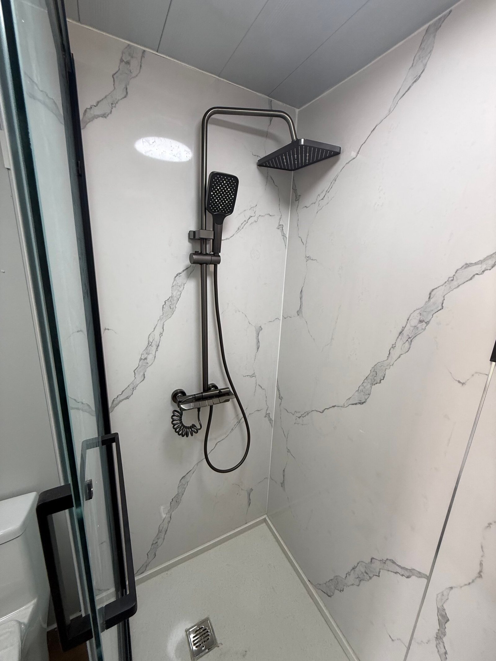 Caseta Modelo Triple 36m2 interior, detalle de ducha con acabados en mármol