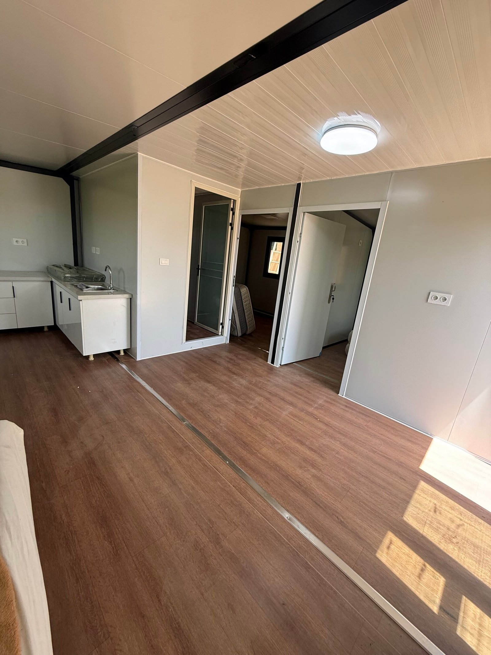 Caseta Modelo Triple 36m2 interior, pasillo con cocina y accesos a habitaciones