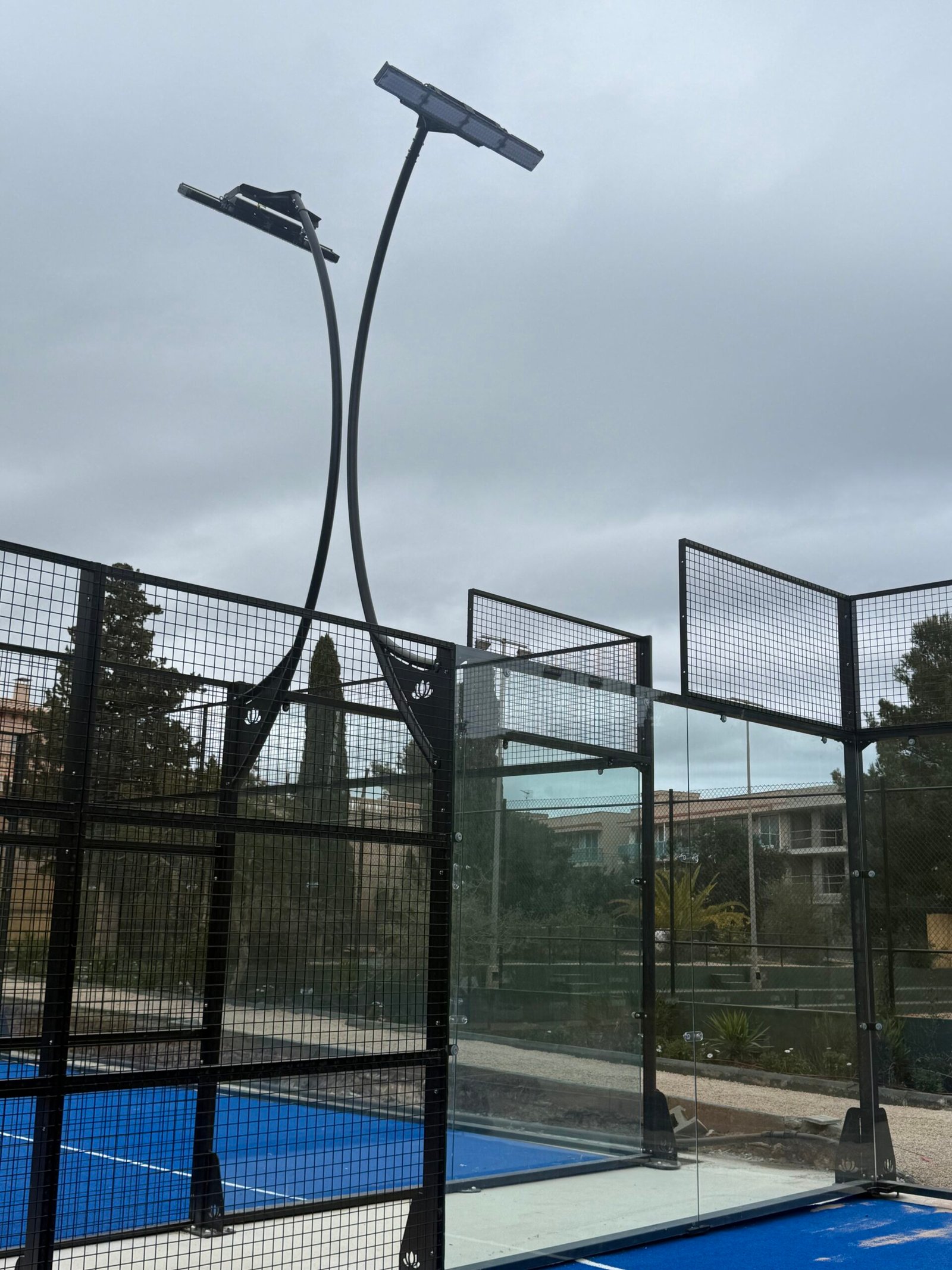 Estructura metálica de pista de pádel en fase de montaje