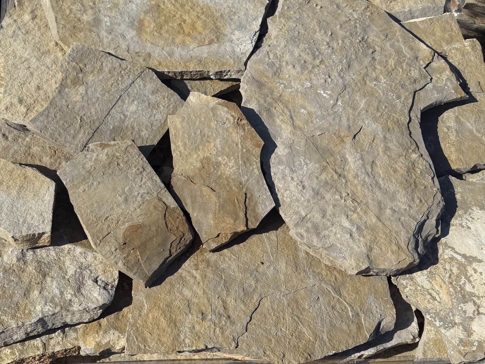 Forro de piedra natural mallorquina, grosor 1-3cm, palet de 30m2