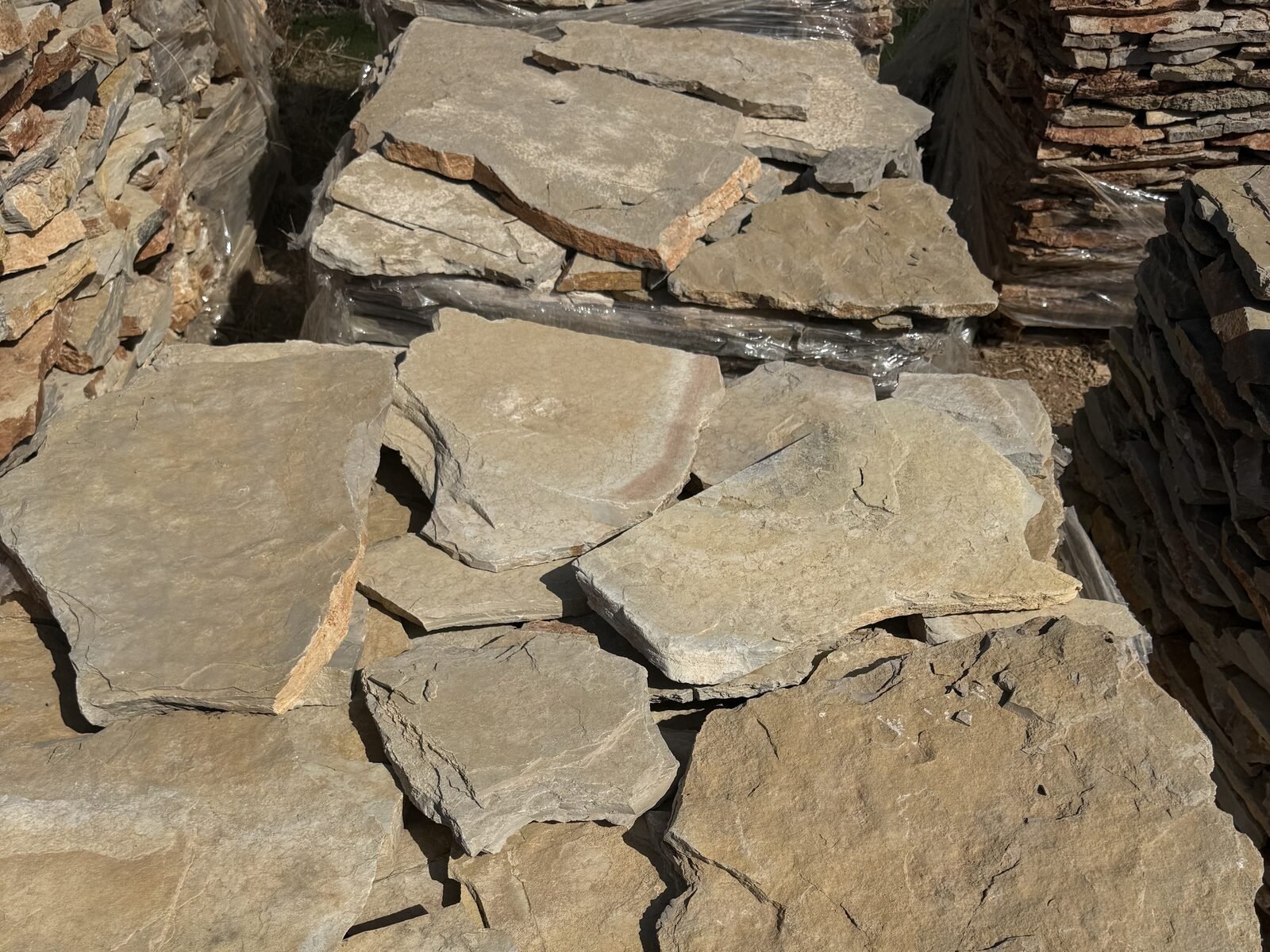 Forro de piedra natural mallorquina, grosor 3-5cm, palet de 25m2