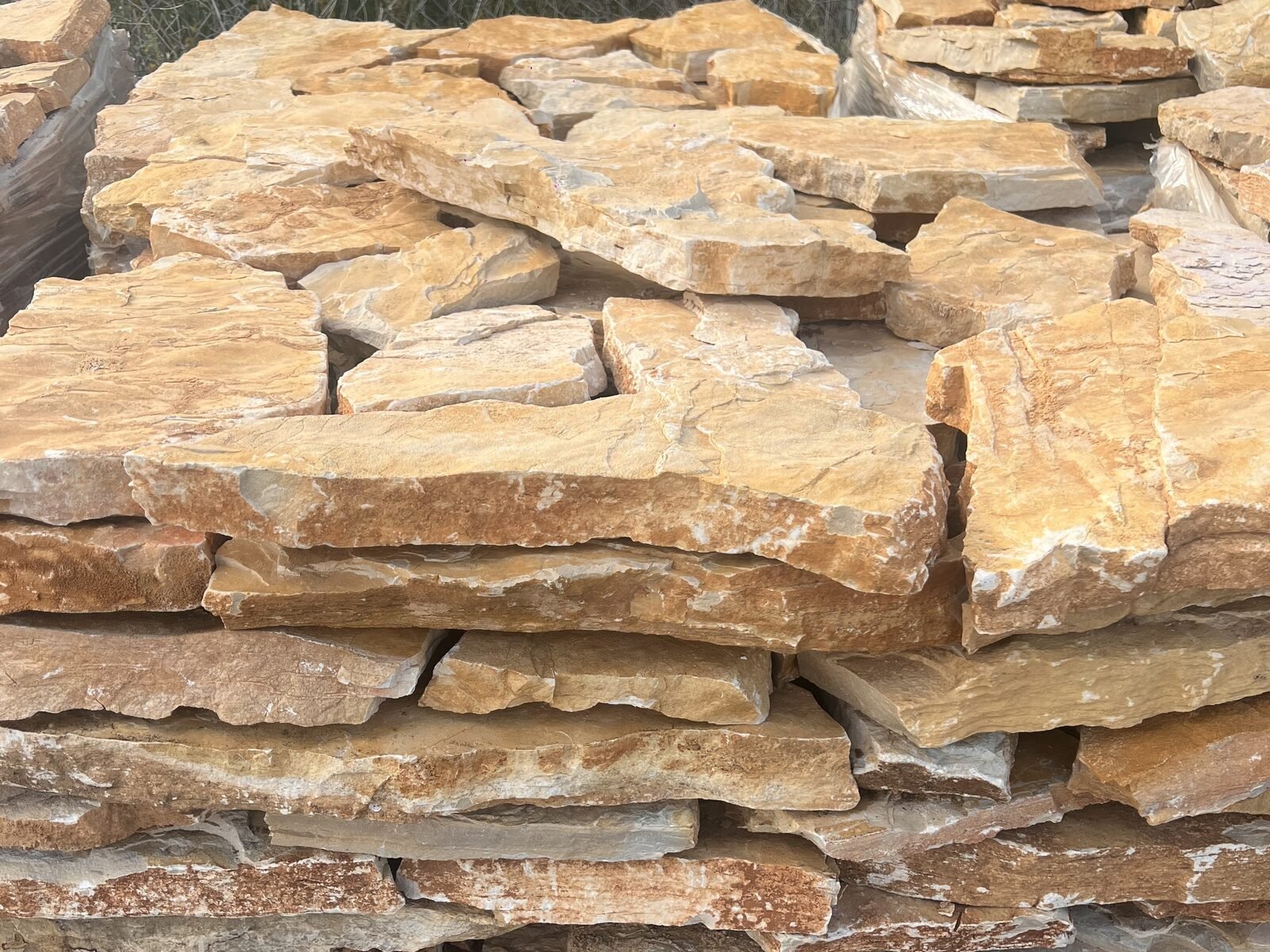 Forro de piedra natural color naranja, grosor 5-7cm, palet de 20m2