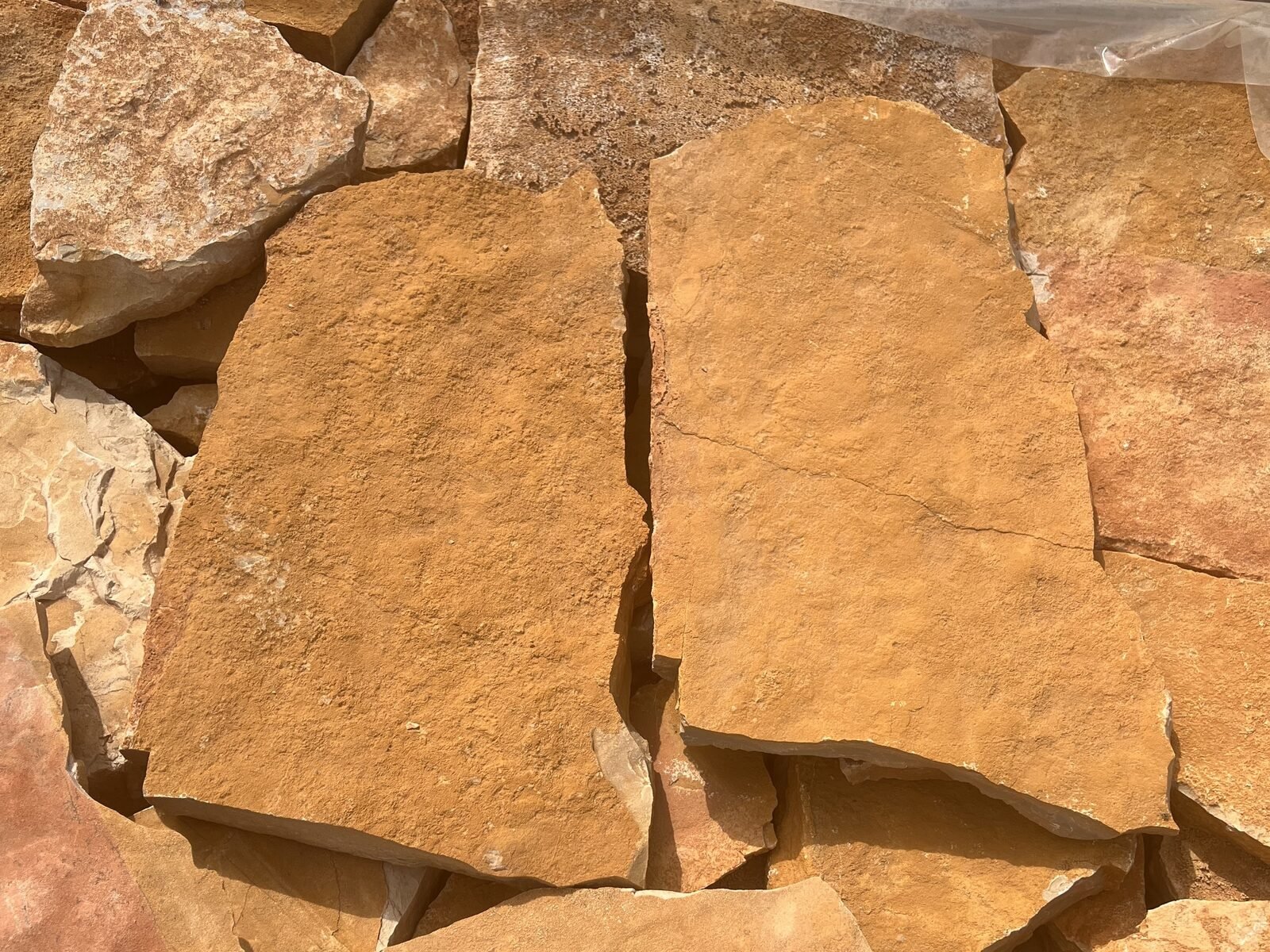 Forro de piedra natural naranja enraizada, grosor 3-5cm, palet de 25m2