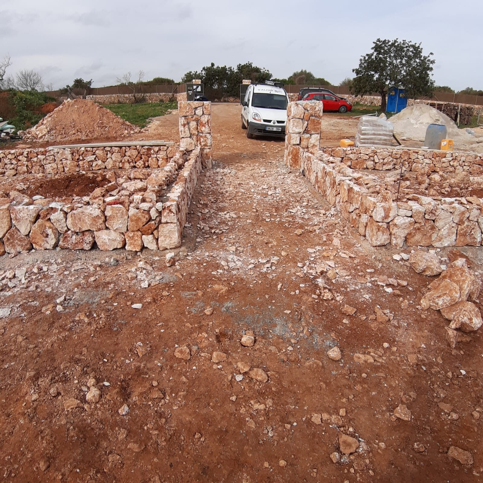 Acceso con muretes de piedra natural a ambos lados
