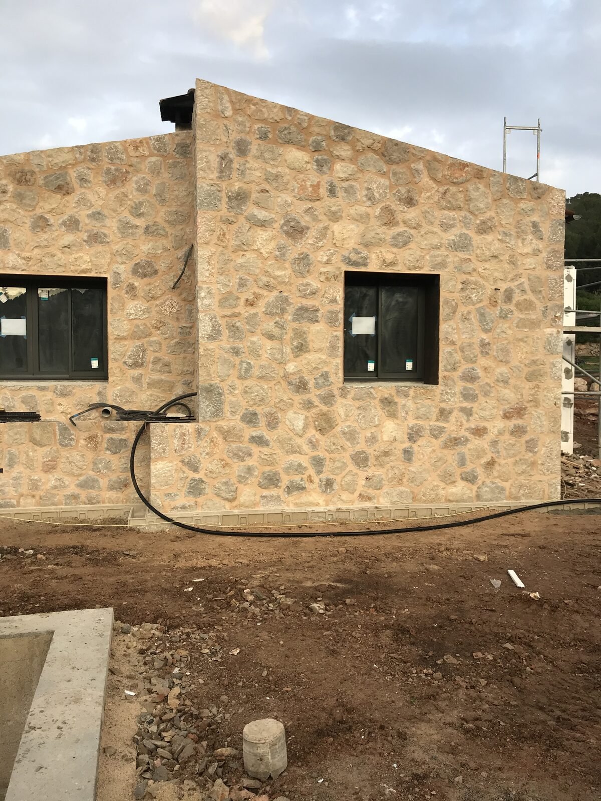 Muro de contención en piedra natural junto a camino