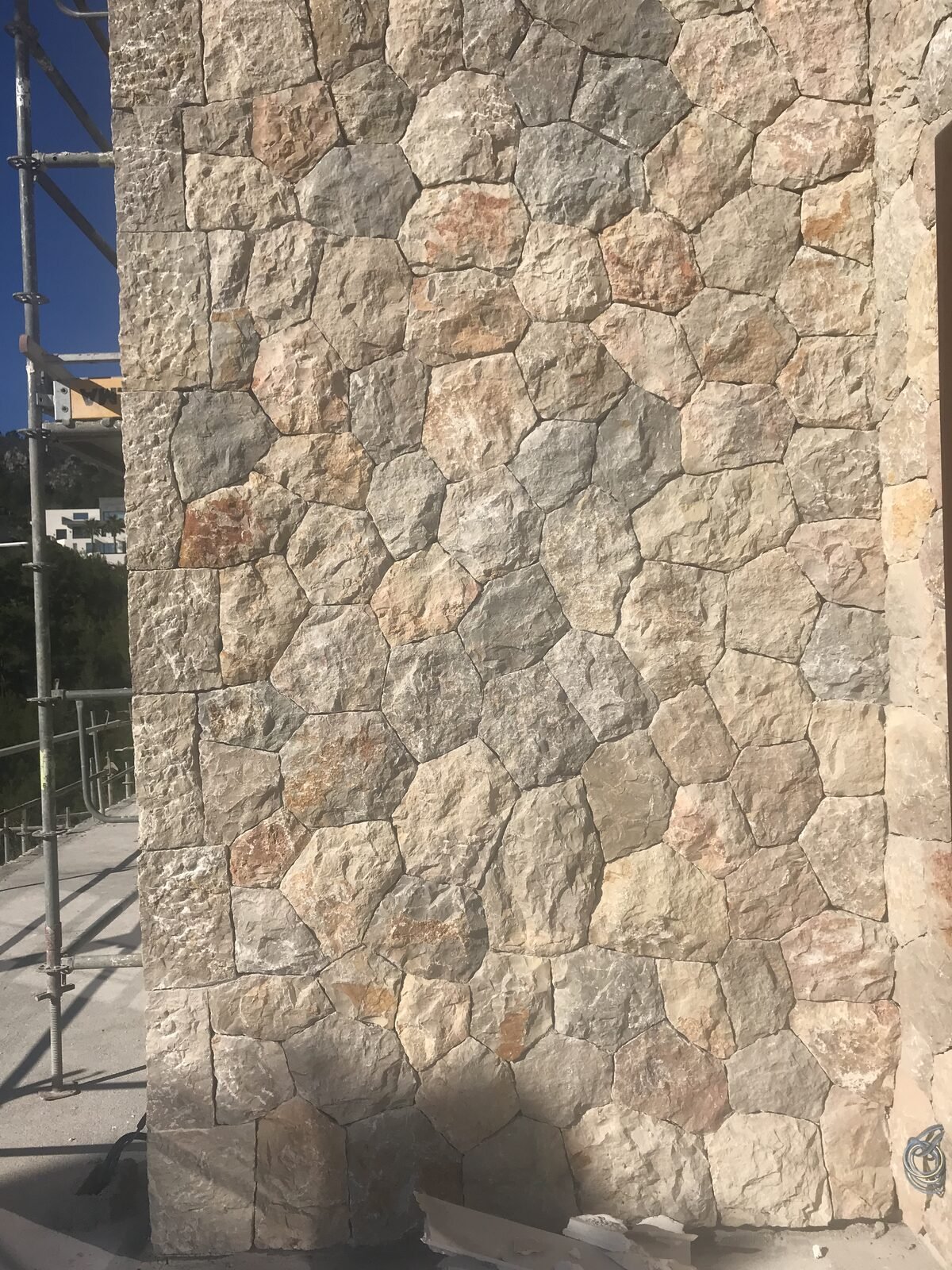 Detalle de textura de piedra natural instalada