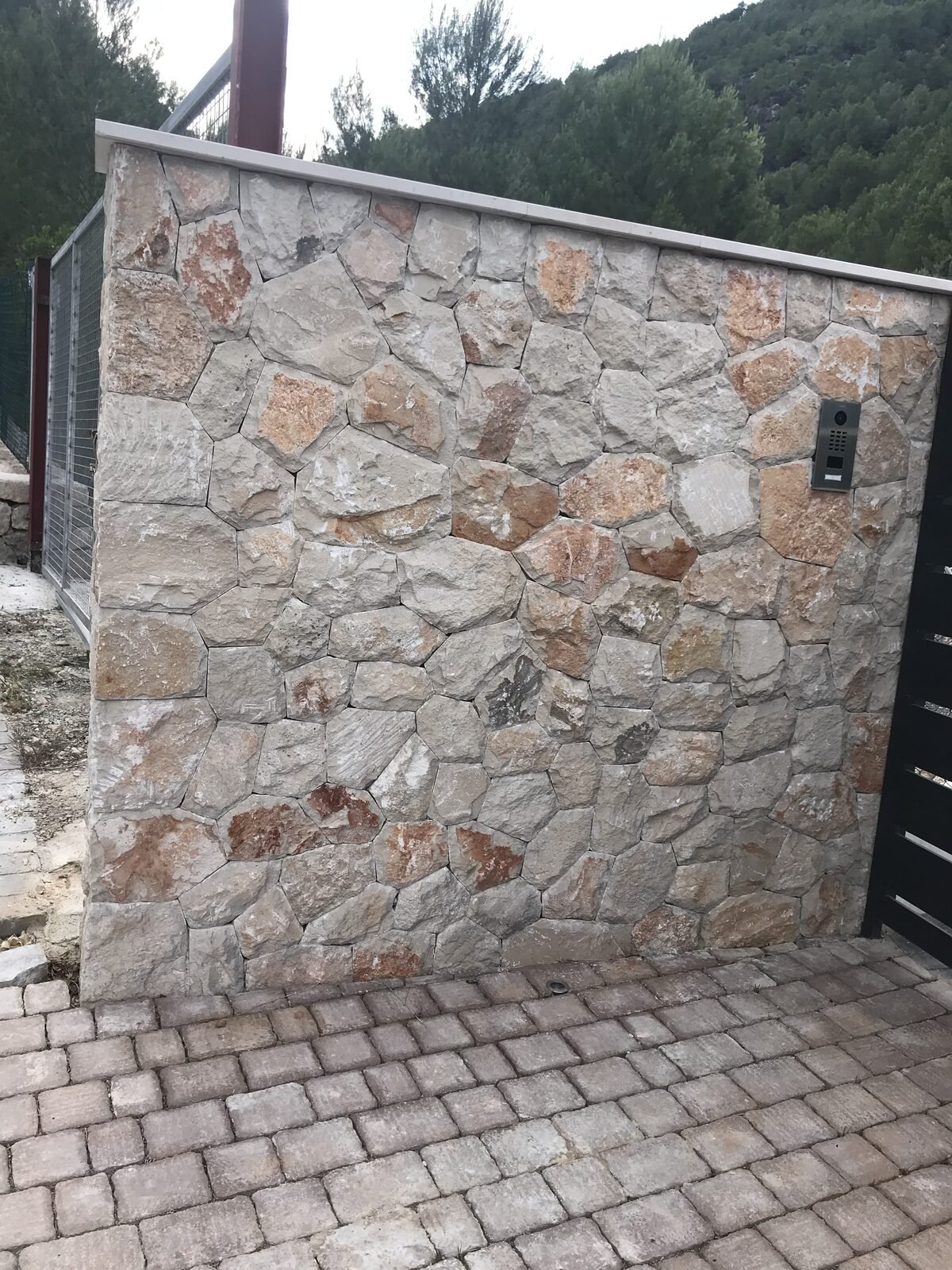 Muro de entrada revestido con piedra natural