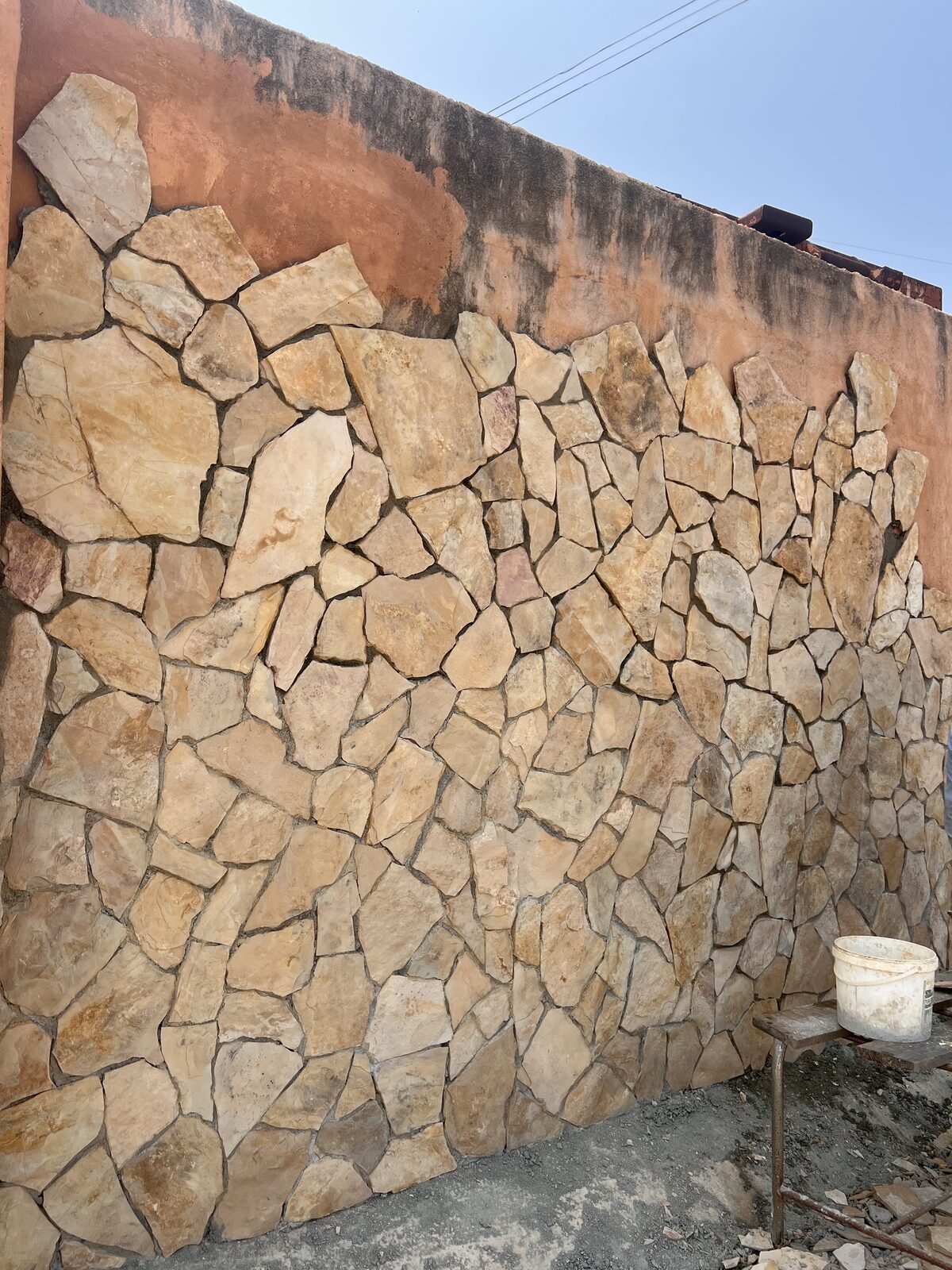 Muro de gran tamaño revestido con piedra natural