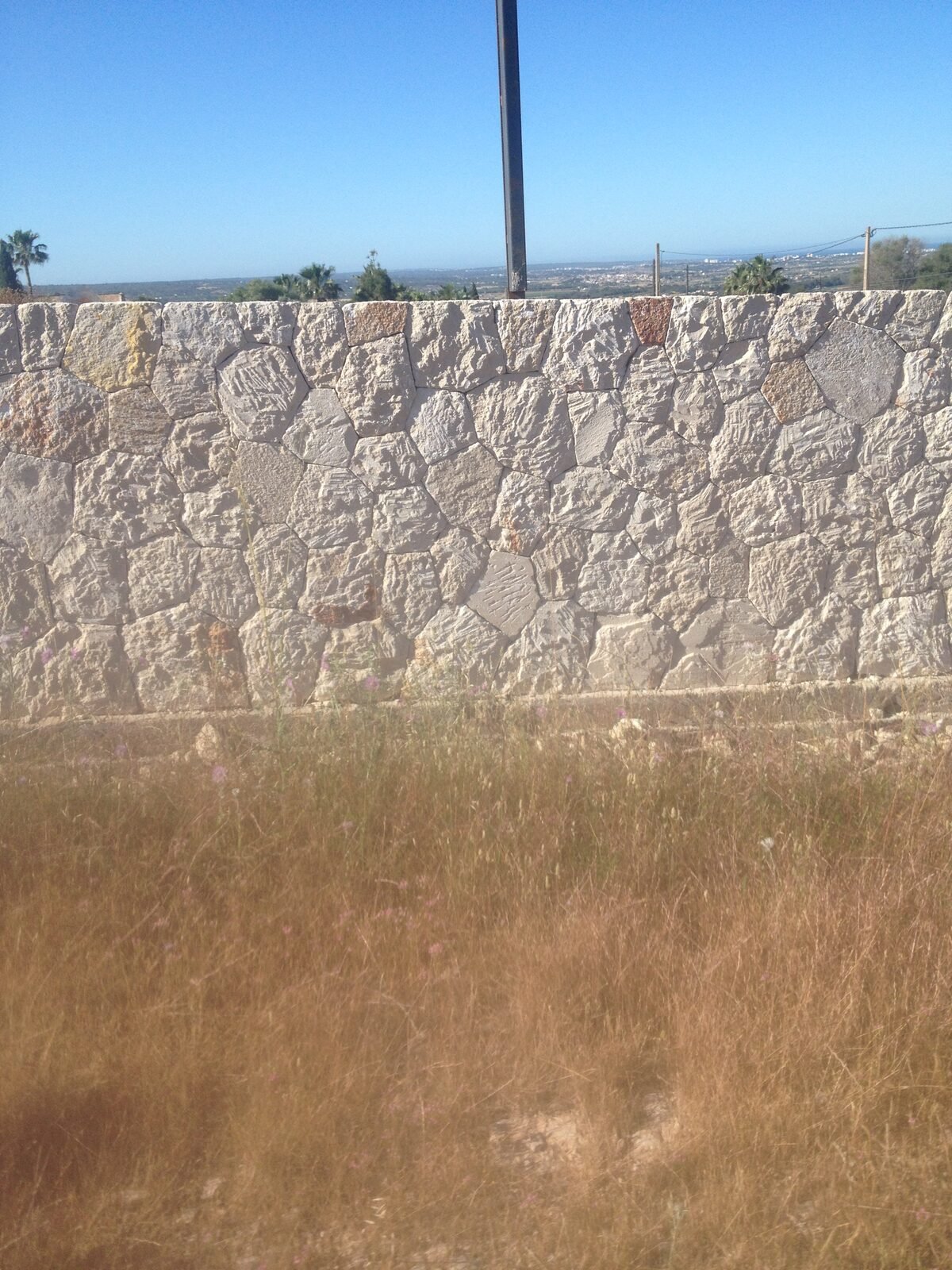 Muro perimetral revestido con piedra natural