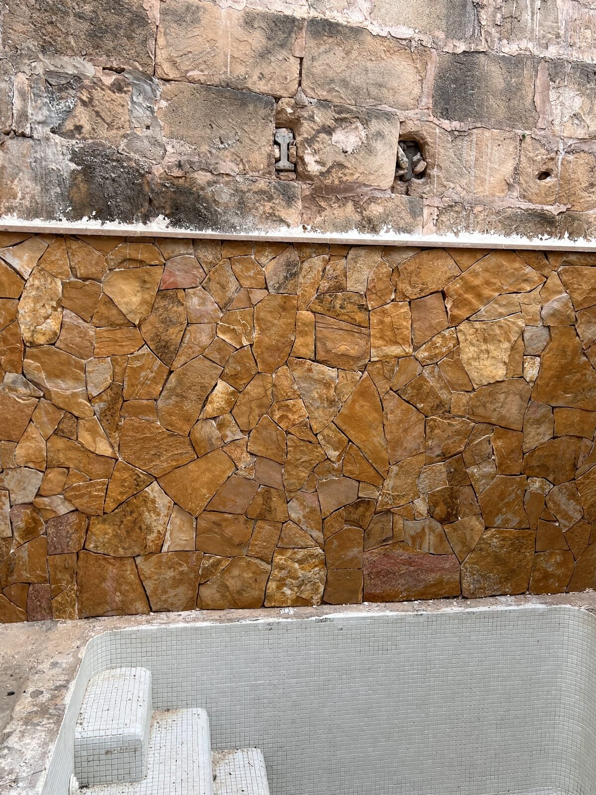 Detalle de piedra natural junto a piscina