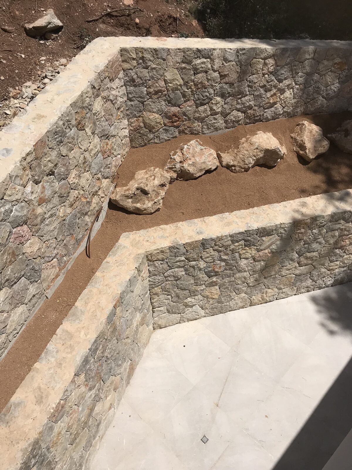 Muro de piedra natural junto a piscina