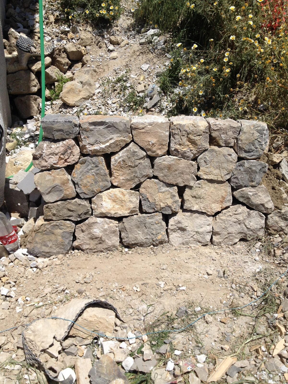 Muro rústico de piedra natural en jardín