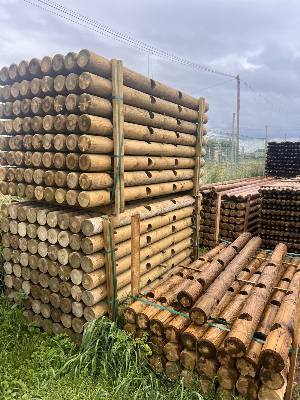 Postes de madera perforados para vallado