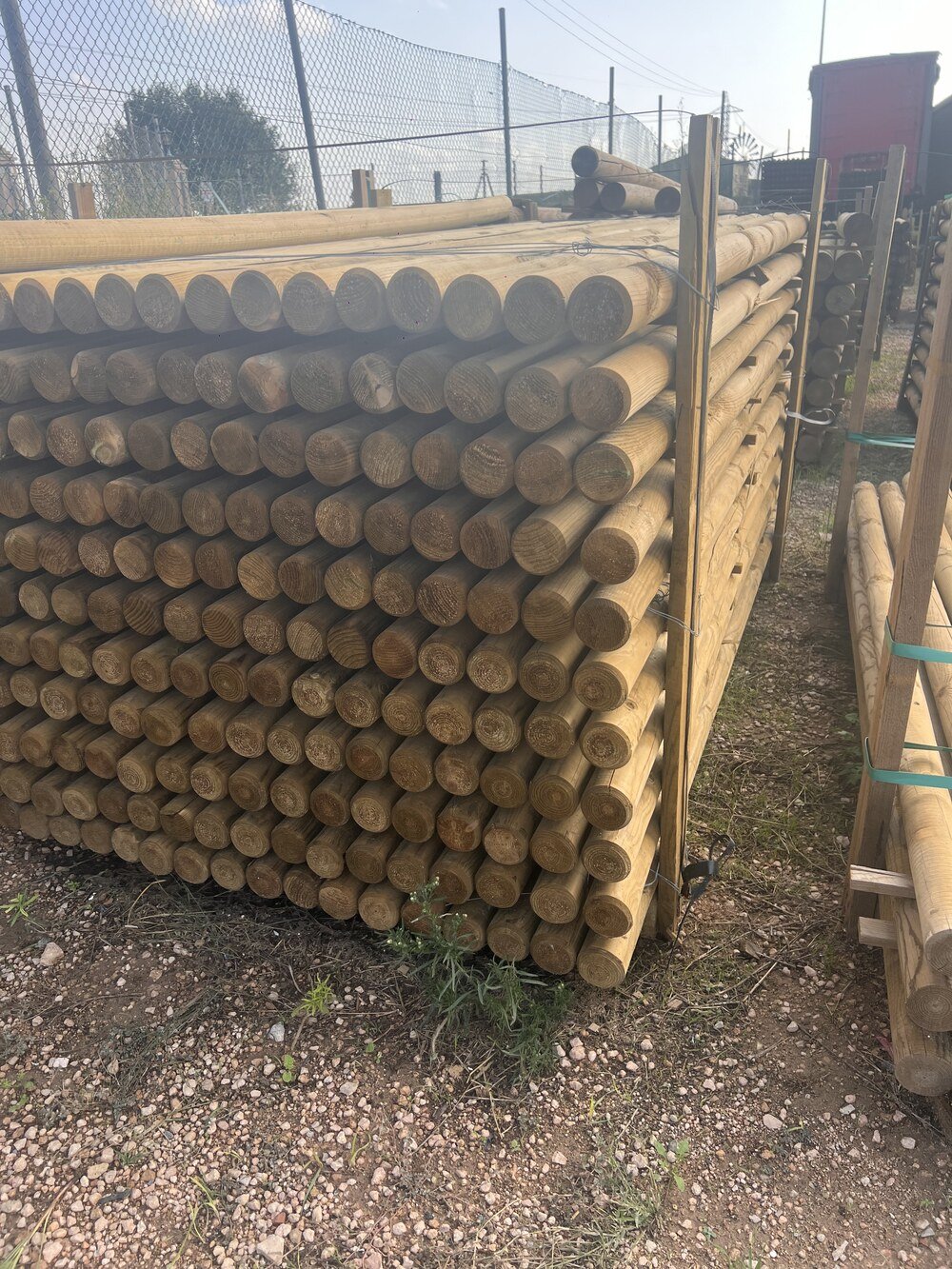 Lote de postes de madera con etiqueta de medida