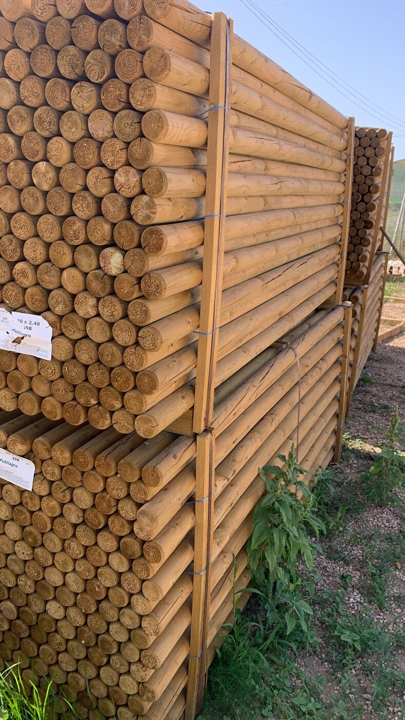 Punta de poste de madera trabajada