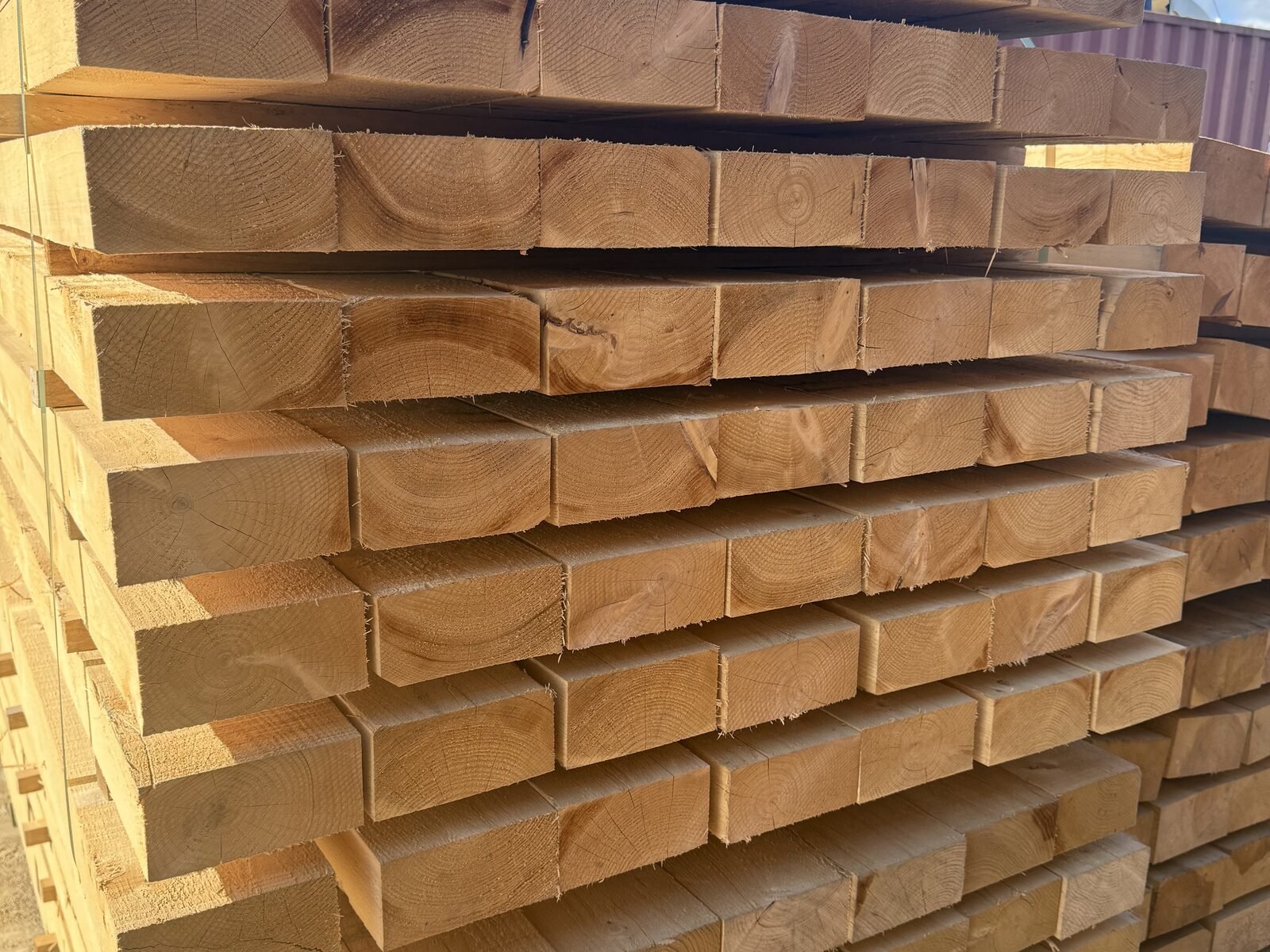 Detalle frontal de vigas de madera apiladas