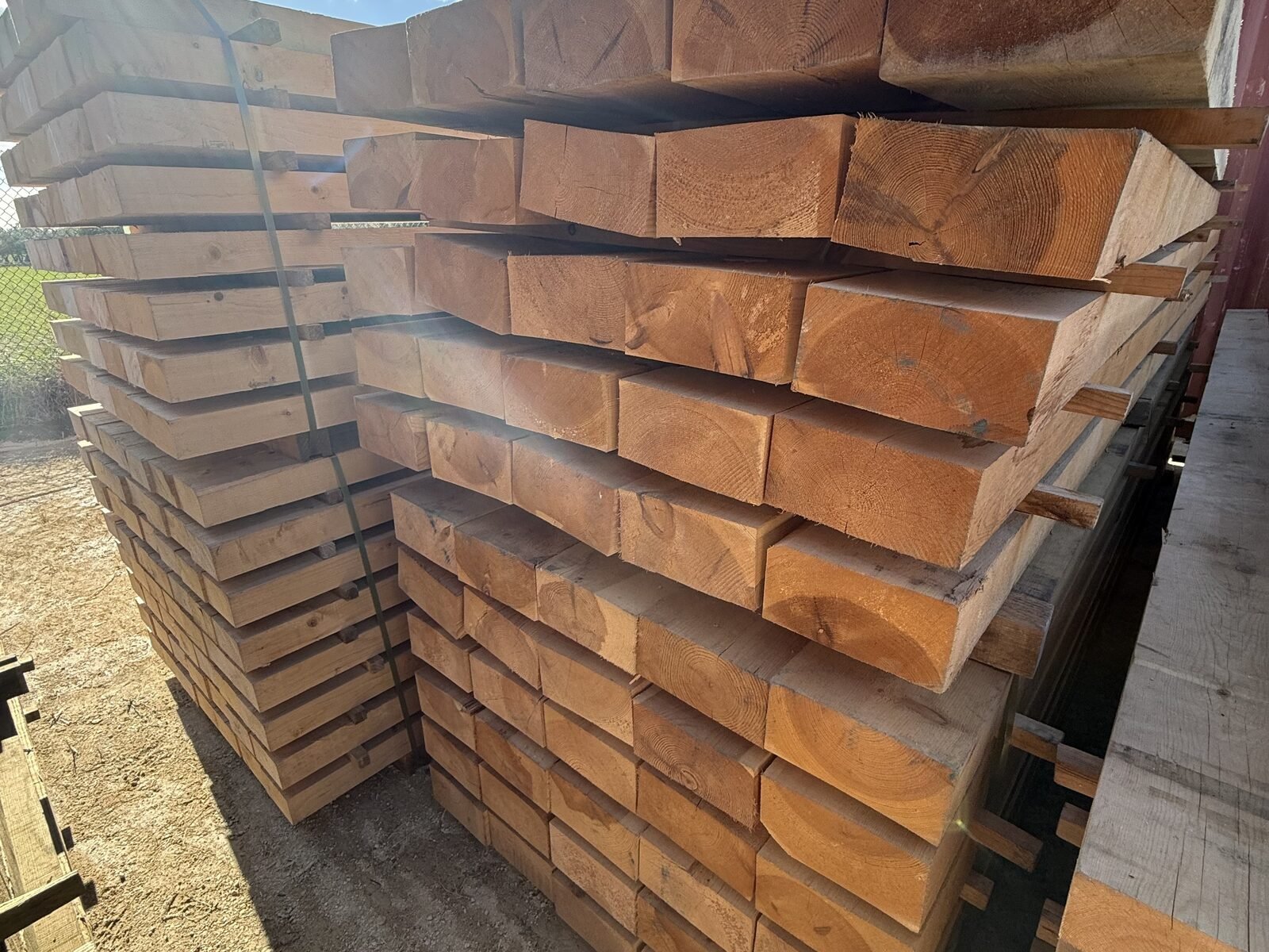 Pilas de vigas de madera en el patio de almacenamiento