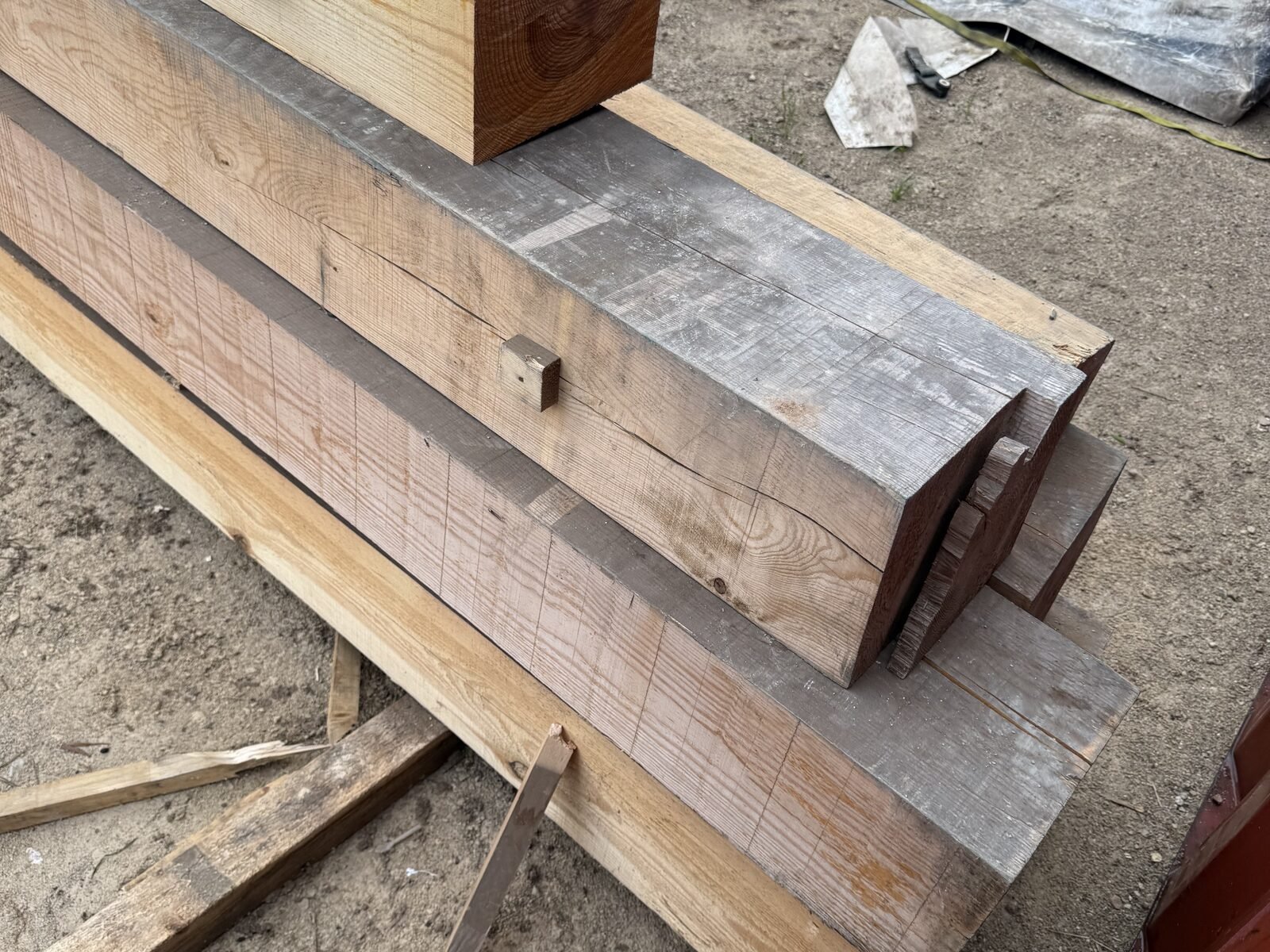 Extremo de viga de madera con corte y perforación