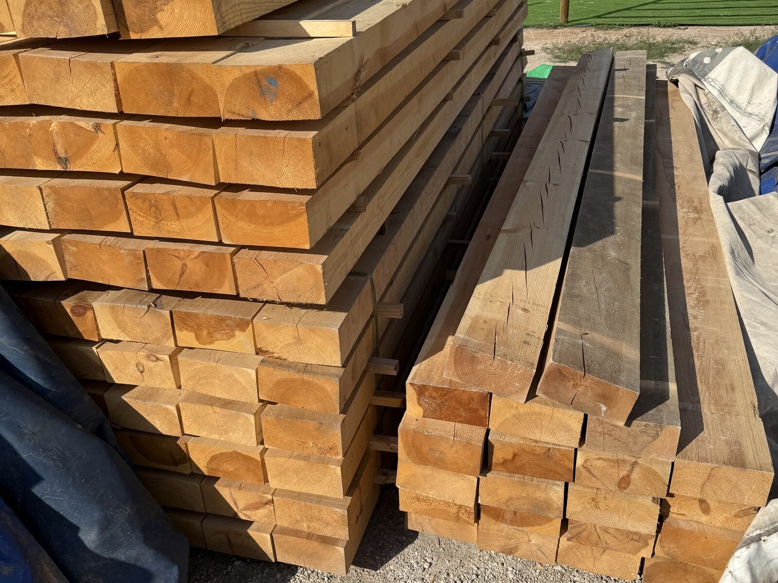 Vigas de madera junto a camión de reparto