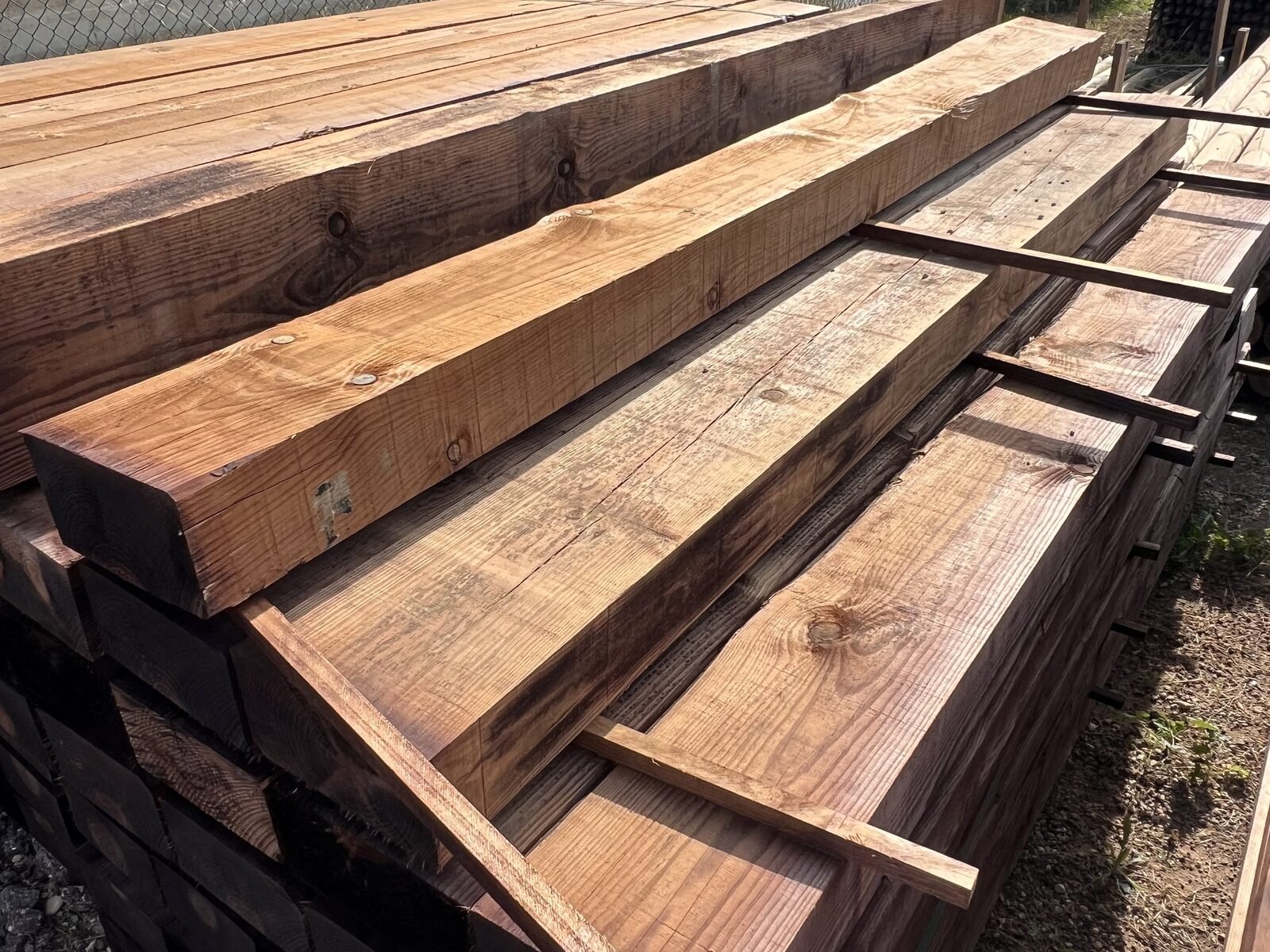 Vigas de madera con vetas y nudos naturales