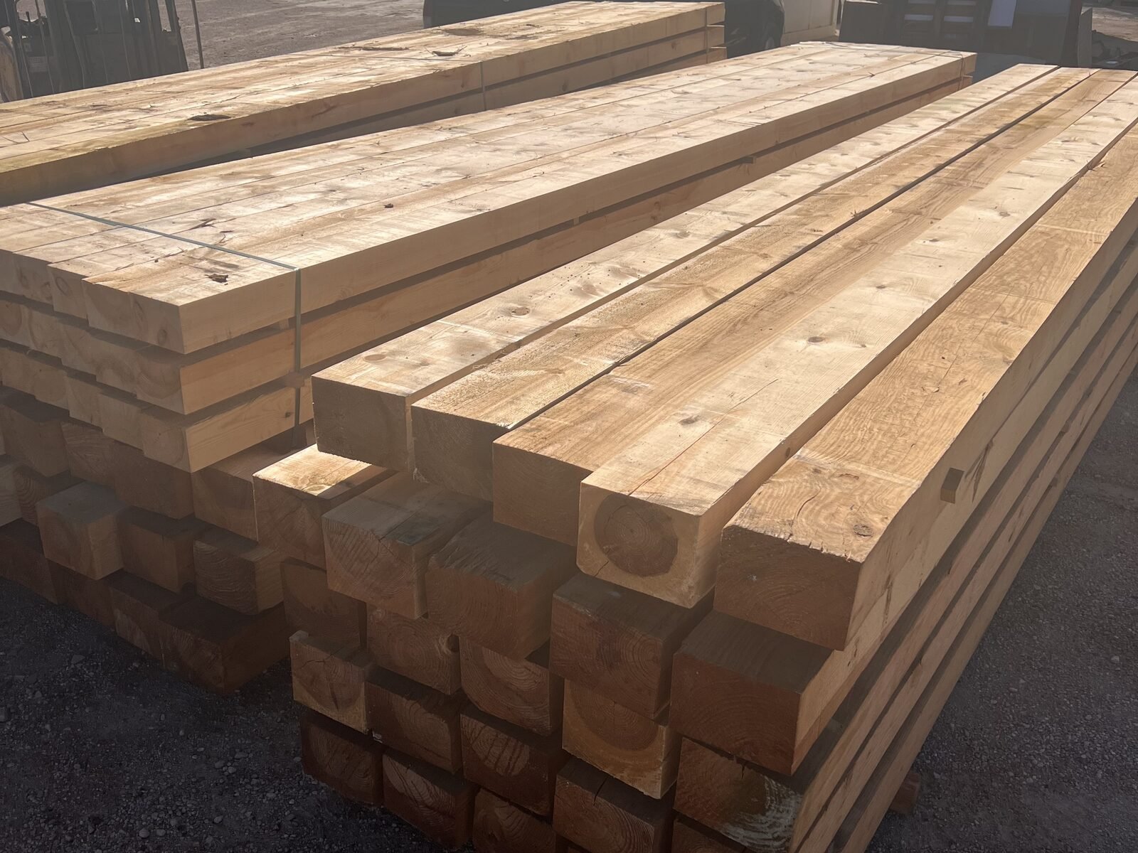 Pilas de vigas de madera escalonadas en el almacén